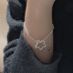 Bracciale in argento sterling S925 con ciondolo a fiore martellato su maglia scura