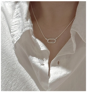 Gros plan du collier minimaliste en argent sterling S925 porté par un mannequin
