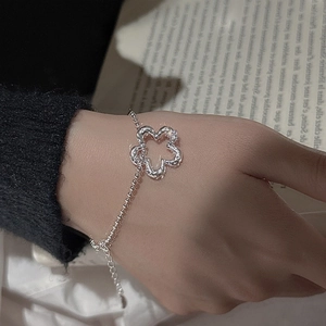 Bracciale minimalista in argento sterling S925 con fiore traforato e dettagli vintage