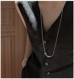Ensemble minimaliste en argent avec chaîne serpent lisse et bracelet assorti sur modèle