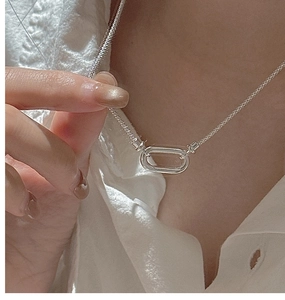 Vue rapprochée du collier en argent S925 avec pendentif ovale porté au cou