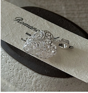 Detailed close-up of S925 sterling silver heart pendant with intricate vintage textures