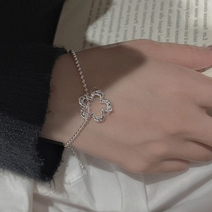 Bracciale a sfere in argento sterling S925 con ciondolo a fiore di prugna traforato