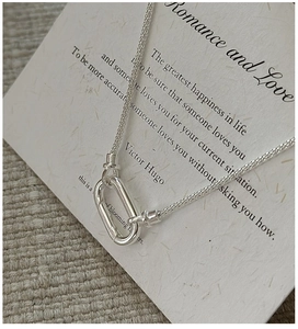 Détail du collier en argent S925 avec boucle carrée rétro et maille pop-corn