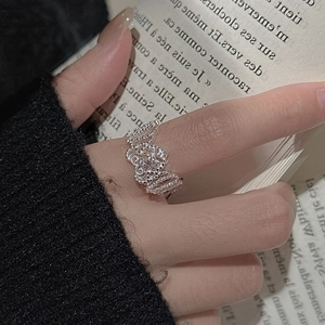Anello vintage in argento sterling 925 con pizzo traforato e zirconi sulla mano