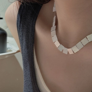 Minimalist S925 sterling silver choker necklace with textured rectangle sequin link design