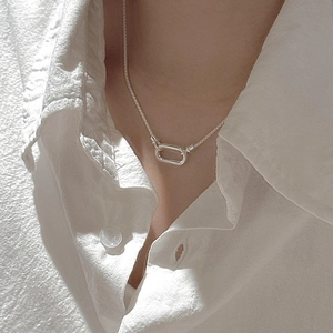 Collier minimaliste en argent S925 avec pendentif boucle carrée rétro sur un mannequin
