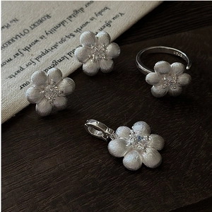 Détail de la bague fleur mate en argent S925 avec zircon scintillant au centre