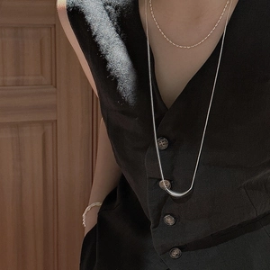 Ensemble de colliers superposés en argent S925 avec pendentif en U sur modèle