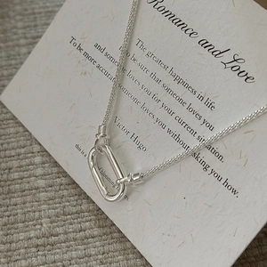 Collier minimaliste en argent sterling S925 avec pendentif ovale sur fond texturé