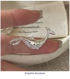 Makroaufnahme von S925 Silber Delphin Anhänger mit Zirkoniasteinen und Texturdetails