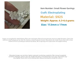 Détail de boucles d'oreilles fleurs en argent S925 avec texture mate et taille 17,3 mm