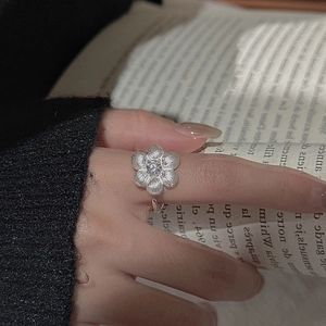 S925 sterling silver floral ring with matte finish and center zircon on a model's finger