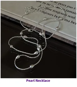 Détail macro du collier à perles en argent S925 sur une surface noire brillante