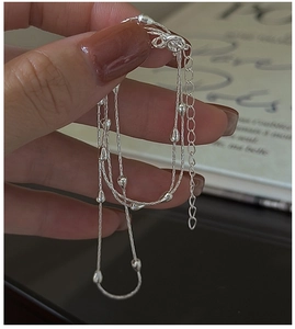 Détail du collier multi-rangs en argent S925 avec pendentifs gouttes et fermoir homard