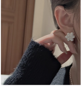 Gros plan de la boucle d'oreille fleur en argent S925 avec texture de pétale