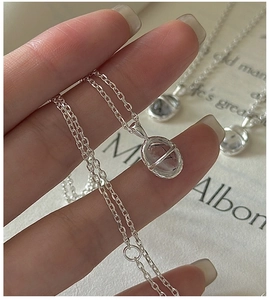 Détail du collier en argent S925 avec pendentif ovale en quartz rutilé rétro