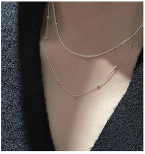 Gros plan d'un collier double rang en argent 925 avec perles gouttes sur un mannequin