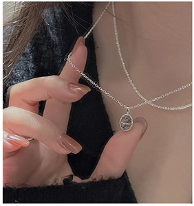 Détail du collier en argent S925 avec quartz noir rutilé dans un pendentif cage