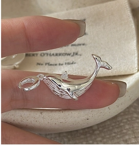 Detaillierte Makroansicht des S925 Sterlingsilber Wal-Anhängers mit funkelnden Zirkoniasteinen