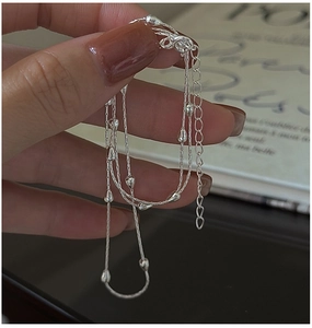Détail du collier multicouche en argent S925 avec perles goutte d'eau et fermoir