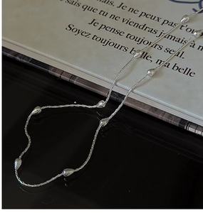 Gros plan sur la chaîne bambou en argent S925 avec pendentifs gouttes d'eau polis