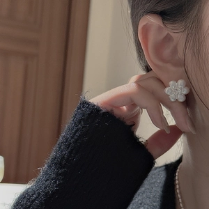 Boucles d'oreilles fleurs en argent sterling S925 avec texture brossée pour femme