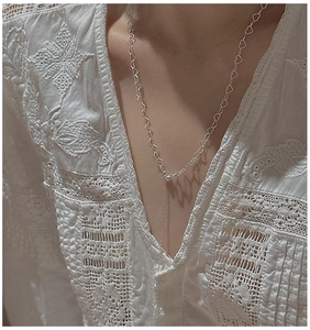 Detailed view of S925 sterling silver heart-shaped link chain in a Y-shaped drop design