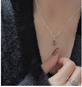 Détail d'un collier en argent S925 avec pendentif en quartz noir porté par un mannequin
