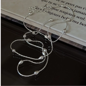 Détail macro de la chaîne en argent sterling S925 avec perles goutte d'eau polies