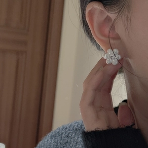 Boucles d'oreilles fleur en argent S925 avec texture brossée et centre en cristal