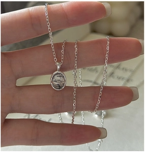 Détail du collier en argent massif S925 avec pendentif en quartz rutilé noir porté
