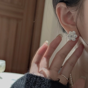 Boucles d'oreilles fleur en argent S925 avec fini mat texturé et cristal de zircone