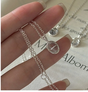 Vue détaillée du collier en argent S925 avec pendentif ovale en quartz rutilé
