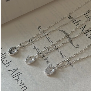 Détails macro de colliers en argent S925 avec pendentifs en quartz noir naturel rutilé