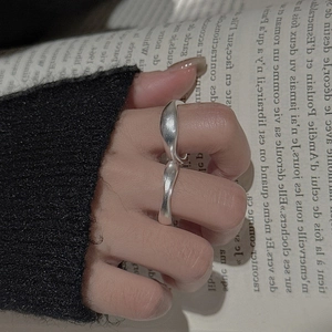 Minimalist S925 sterling silver wavy ring with irregular polished finish for women