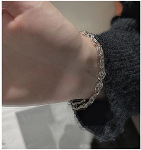 Detailed view of S925 sterling silver chain bracelet with oval links on a wrist