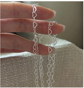 Detailed view of S925 silver heart-shaped chain with frosted finish and matte texture