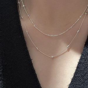 Collier double couche en argent S925 avec perles minimalistes sur la clavicule