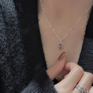 Collier en argent sterling S925 avec pendentif ovale en quartz rutilé noir sur modèle