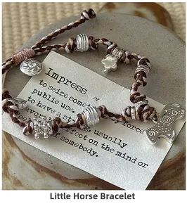 Détail d'un pendentif poney en argent S925 sur un bracelet tissé à la main coloré