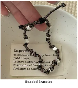 Dettaglio del bracciale artigianale in argento S925 con corda intrecciata kaki e inserti in metallo