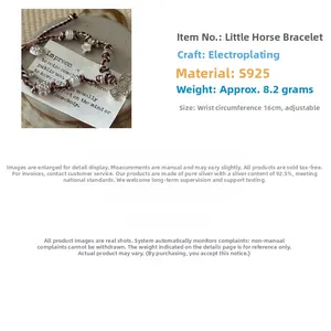 Détail du charm cheval en argent S925 sur un bracelet en corde tressée réglable