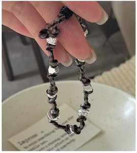 Dettaglio del braccialetto di perle in argento S925 intrecciato a mano con cordino
