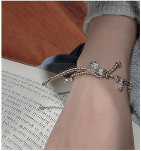 Détail macro du bracelet cheval en argent S925 avec corde tressée marron et motif soleil