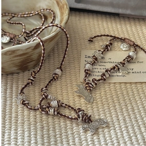 Gros plan du pendentif cheval en argent S925 sur un bracelet tissé style bohème