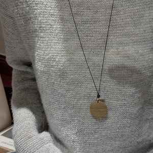 Collier minimaliste en argent S925 avec pendentif rond en bois sur pull en maille