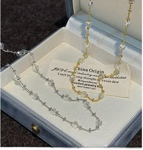 Détail du collier en argent S925 avec des perles de cristal et breloques étoile