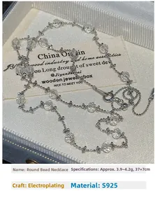 Vue détaillée du collier en argent sterling S925 avec perles fleurs dans son coffret