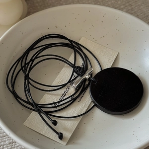 Collier en argent S925 avec pendentif circulaire grain de bois noir et fermoir à bascule